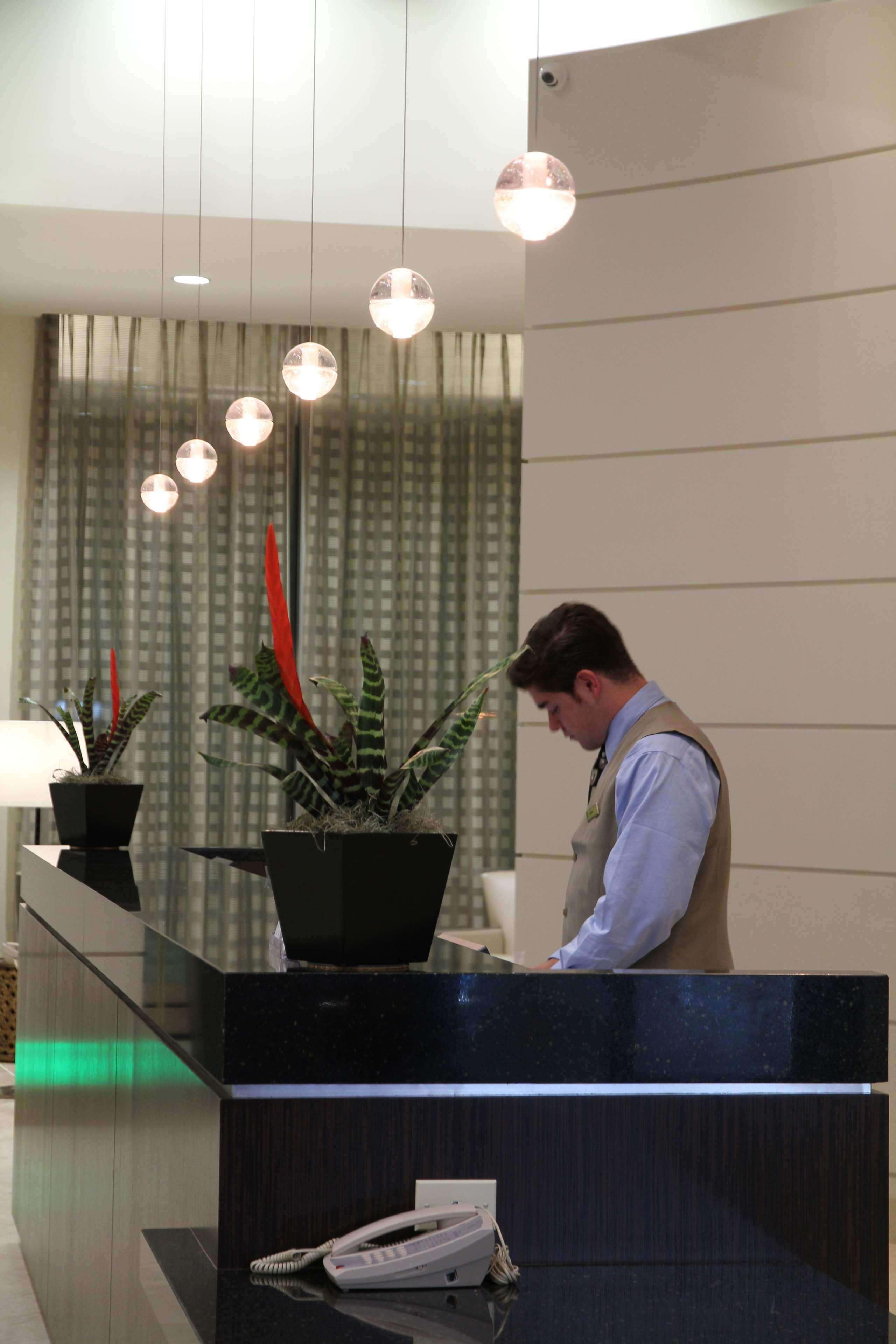 Embassy Suites Ontario - Airport Interior photo